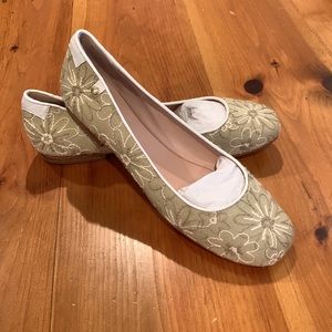 Brand new, never even tried on Taryn Rose floral flats
